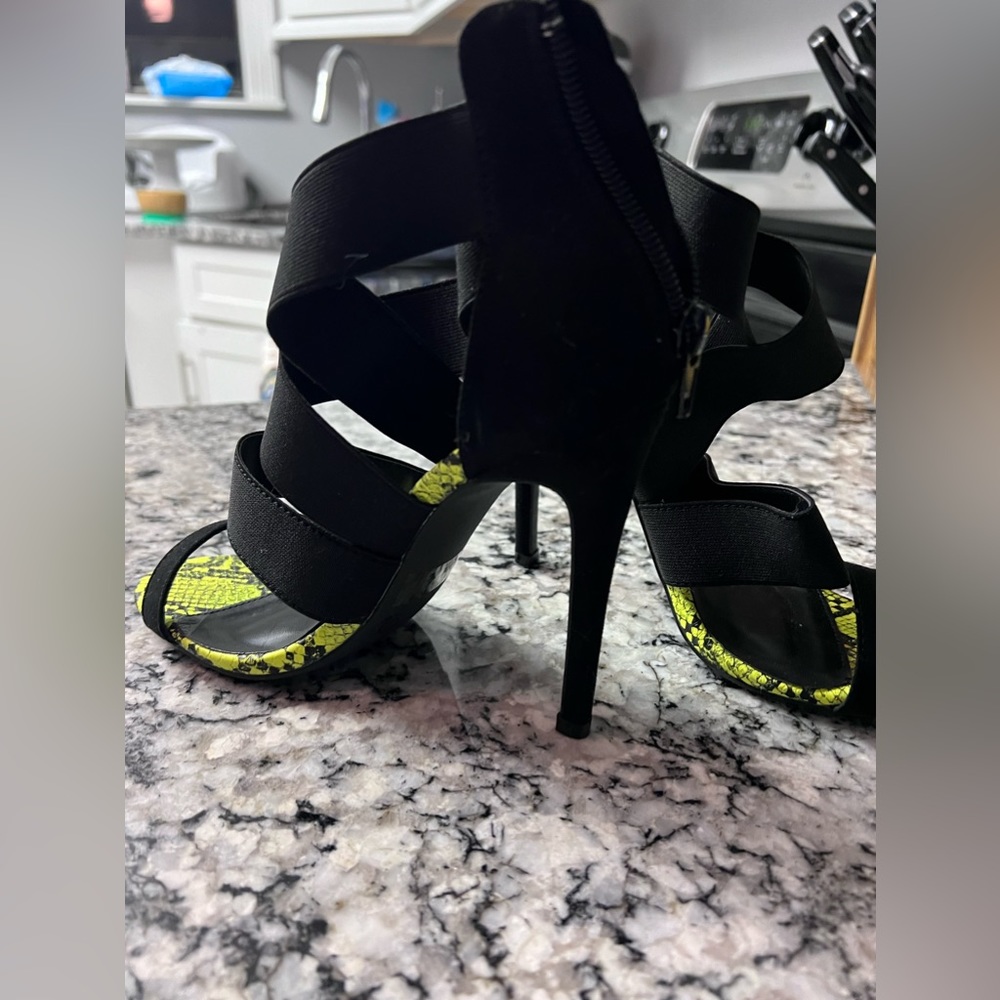 Women’s black and green snakeskin heels never worn size 7/12